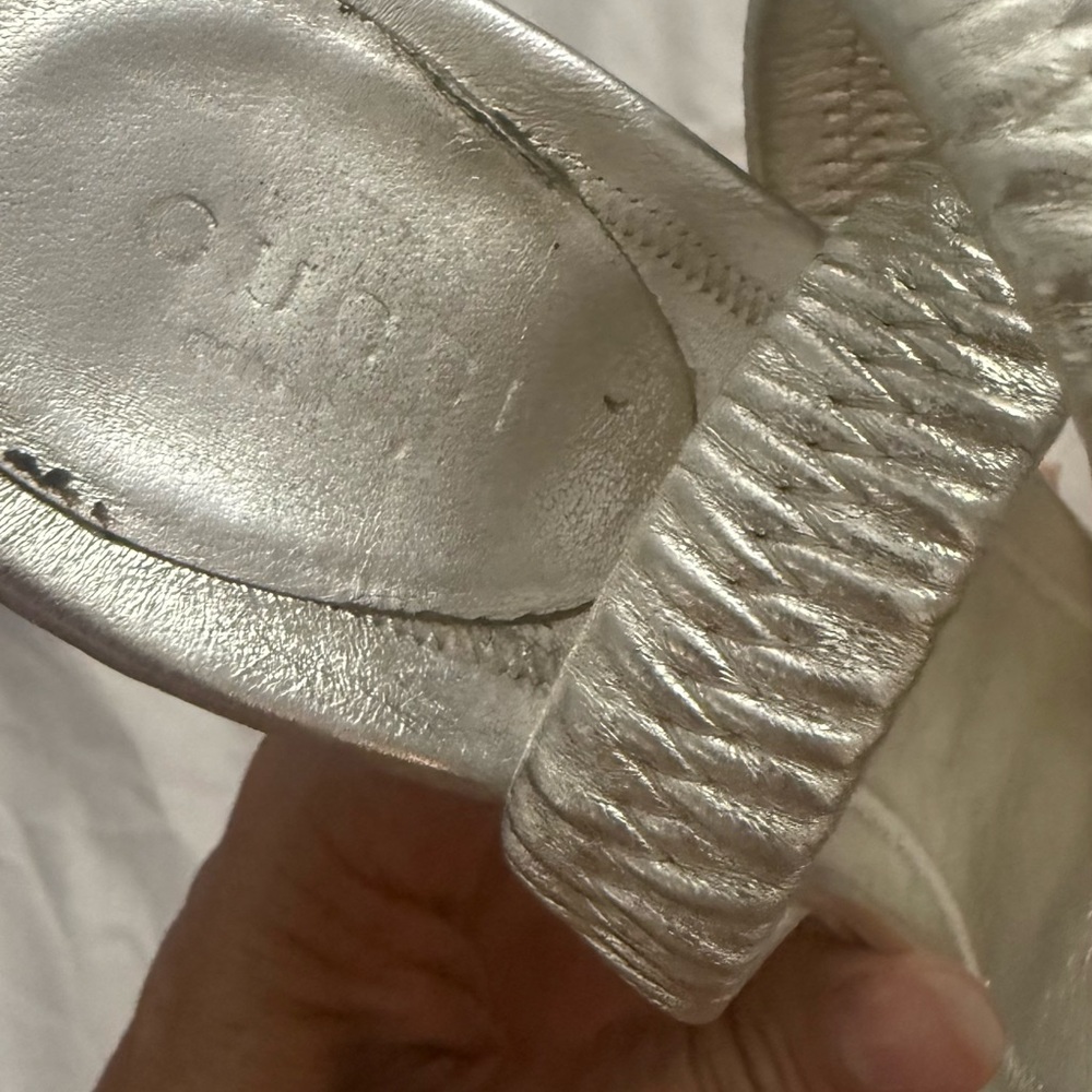 Gucci Brown Box with Gold Logo. They’re like new but cork got ruined in the box - Picture 8 of 16
